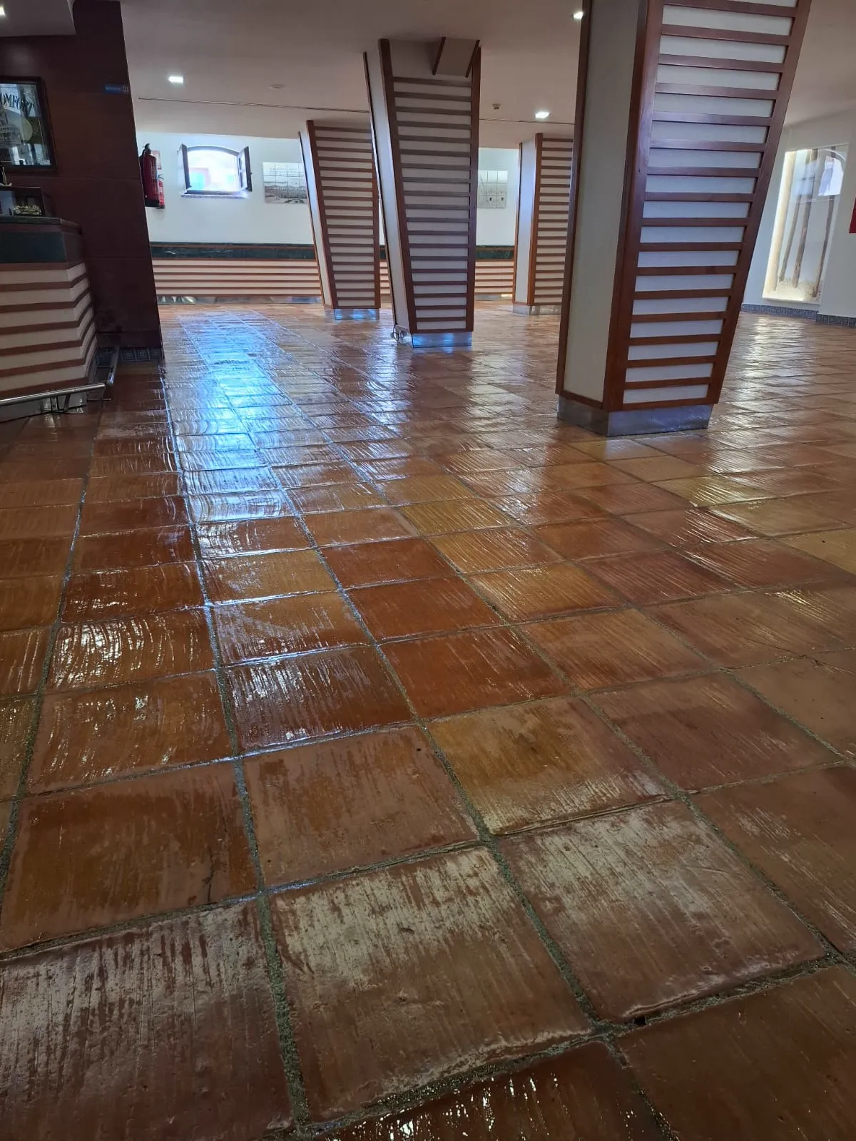 Suelo de barro cocido del hotel terminado, con brillo uniforme