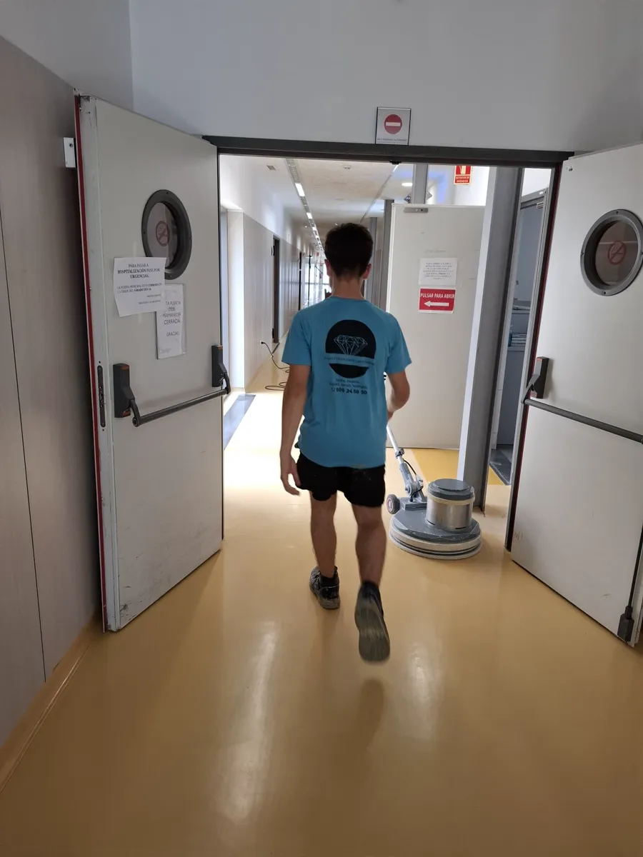 Abrillantando el suelo de un hospital con máquina rotativa — equipo de Pulimentos Jiménez