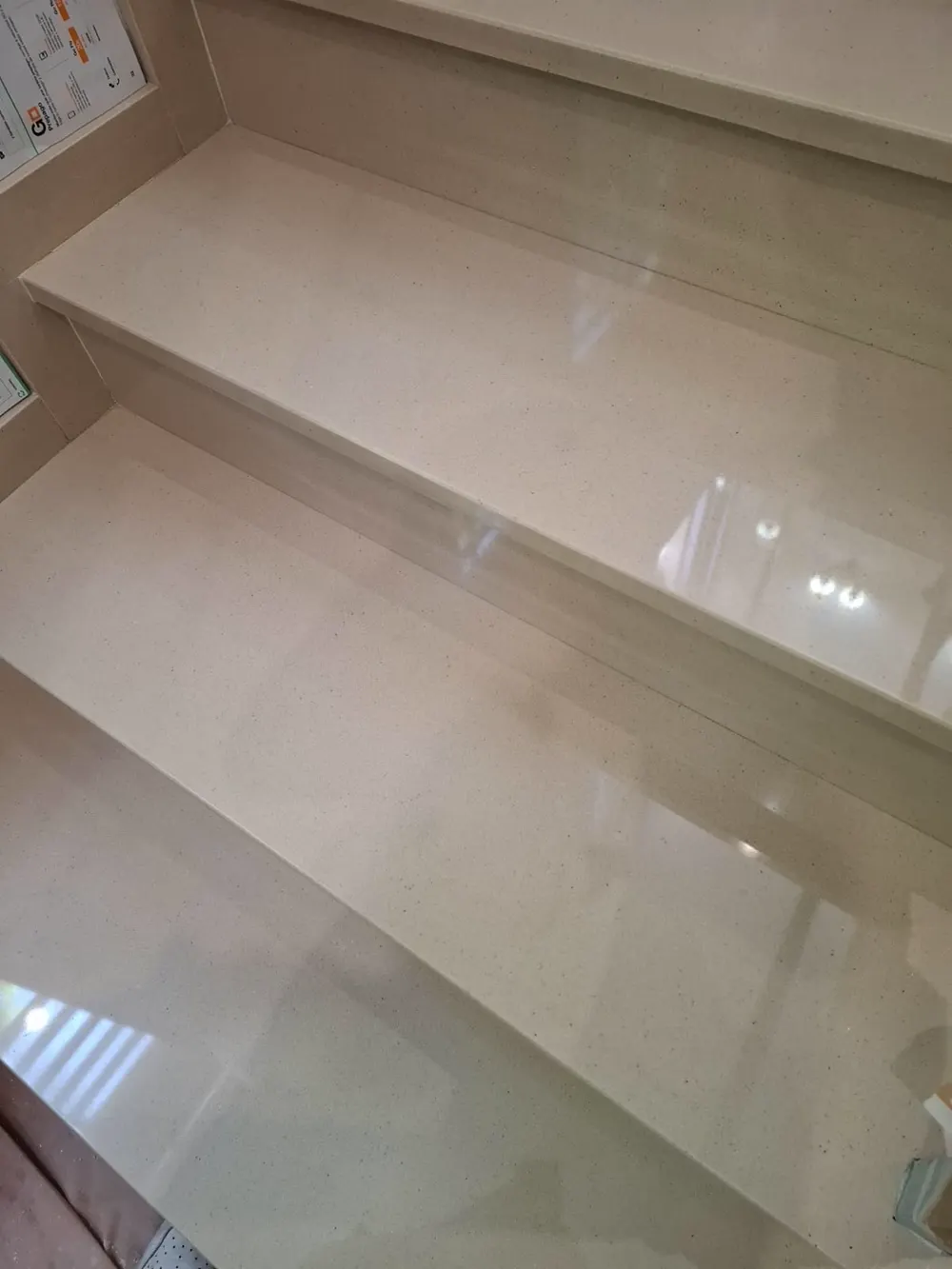 Escalera beige micrograno con brillo espejo — trabajo real de Pulimentos Jiménez