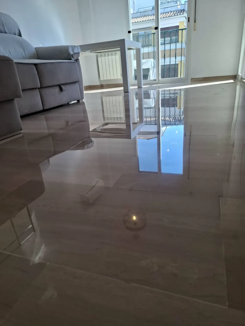 Salón vivienda, mármol cristalizado reflejo espejo — trabajo real de Pulimentos Jiménez