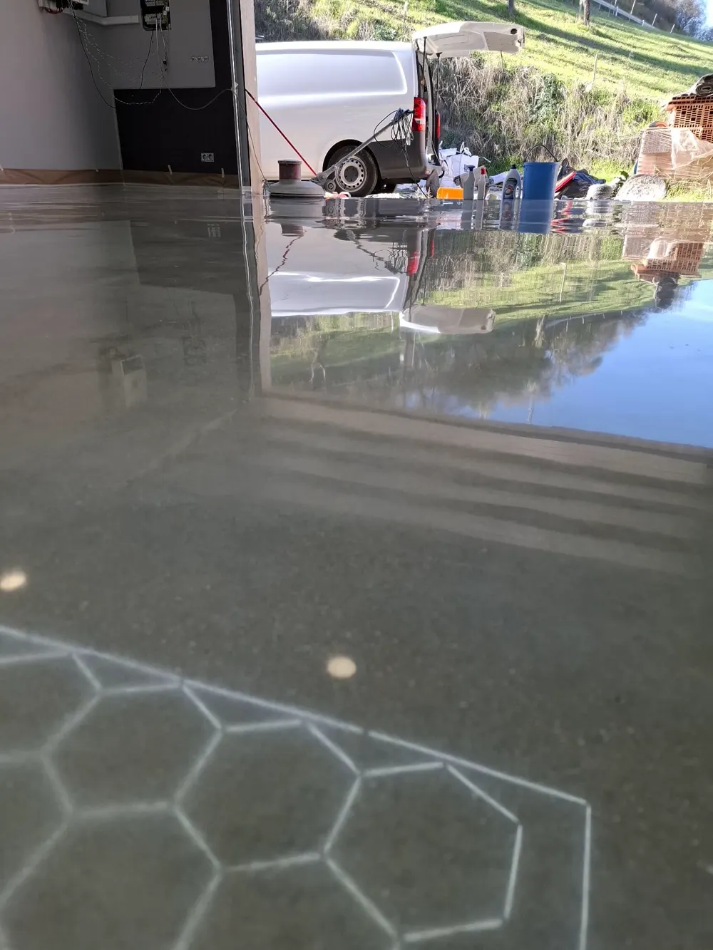 Brillo espejo reflejando furgoneta y campo, resultado espectacular — trabajo real de Pulimentos Jiménez