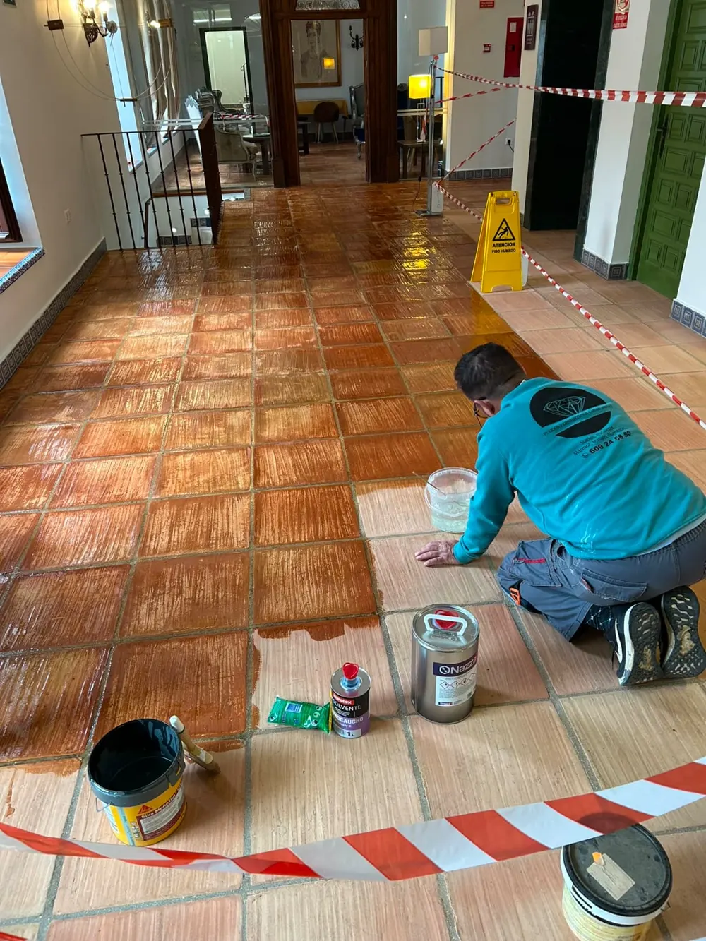 Operario tratando barro en hotel, mitad tratada visible — trabajo real de Pulimentos Jiménez