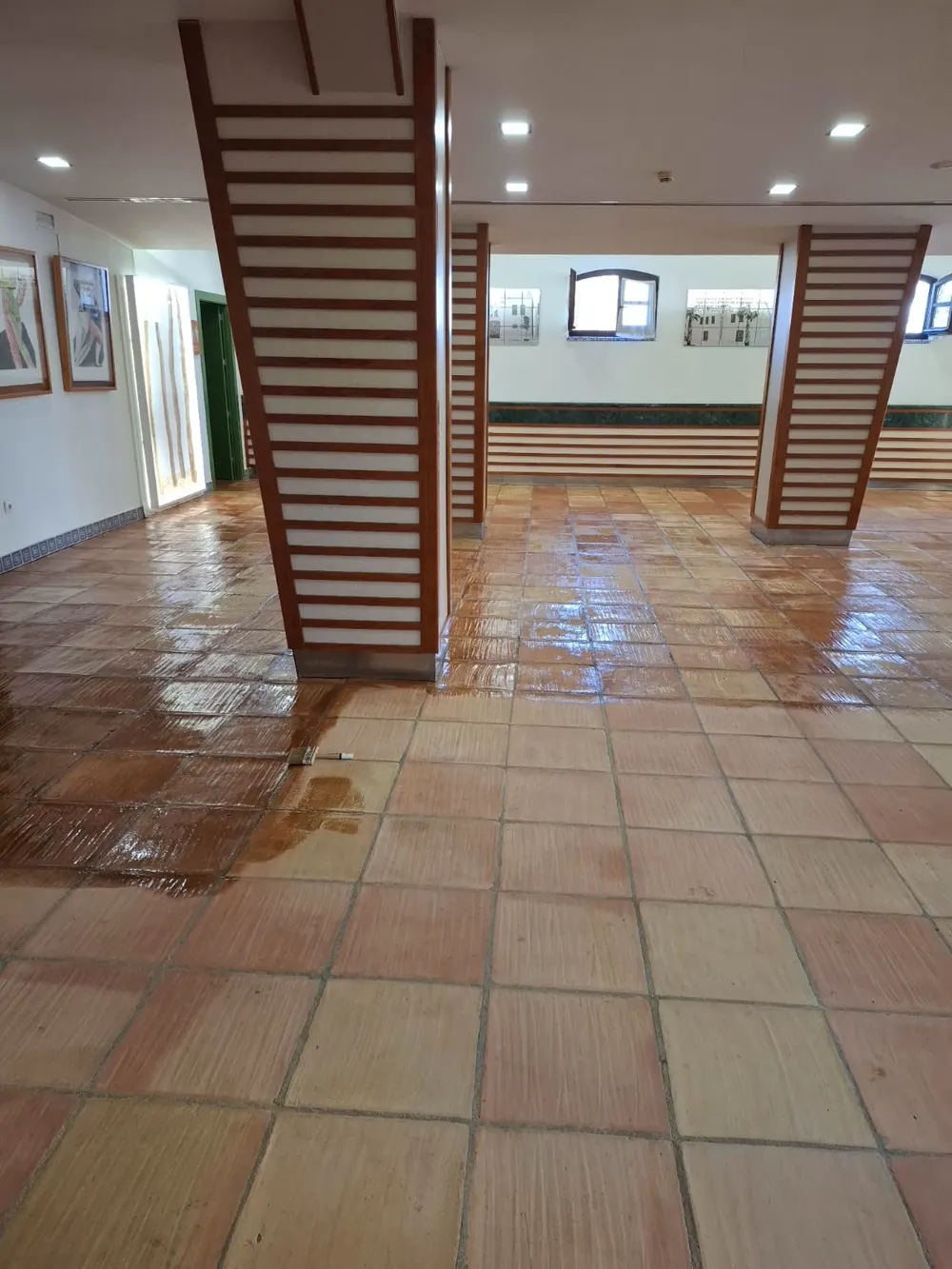 Hall hotel: barro tratado brillante junto a zona sin tratar — trabajo real de Pulimentos Jiménez