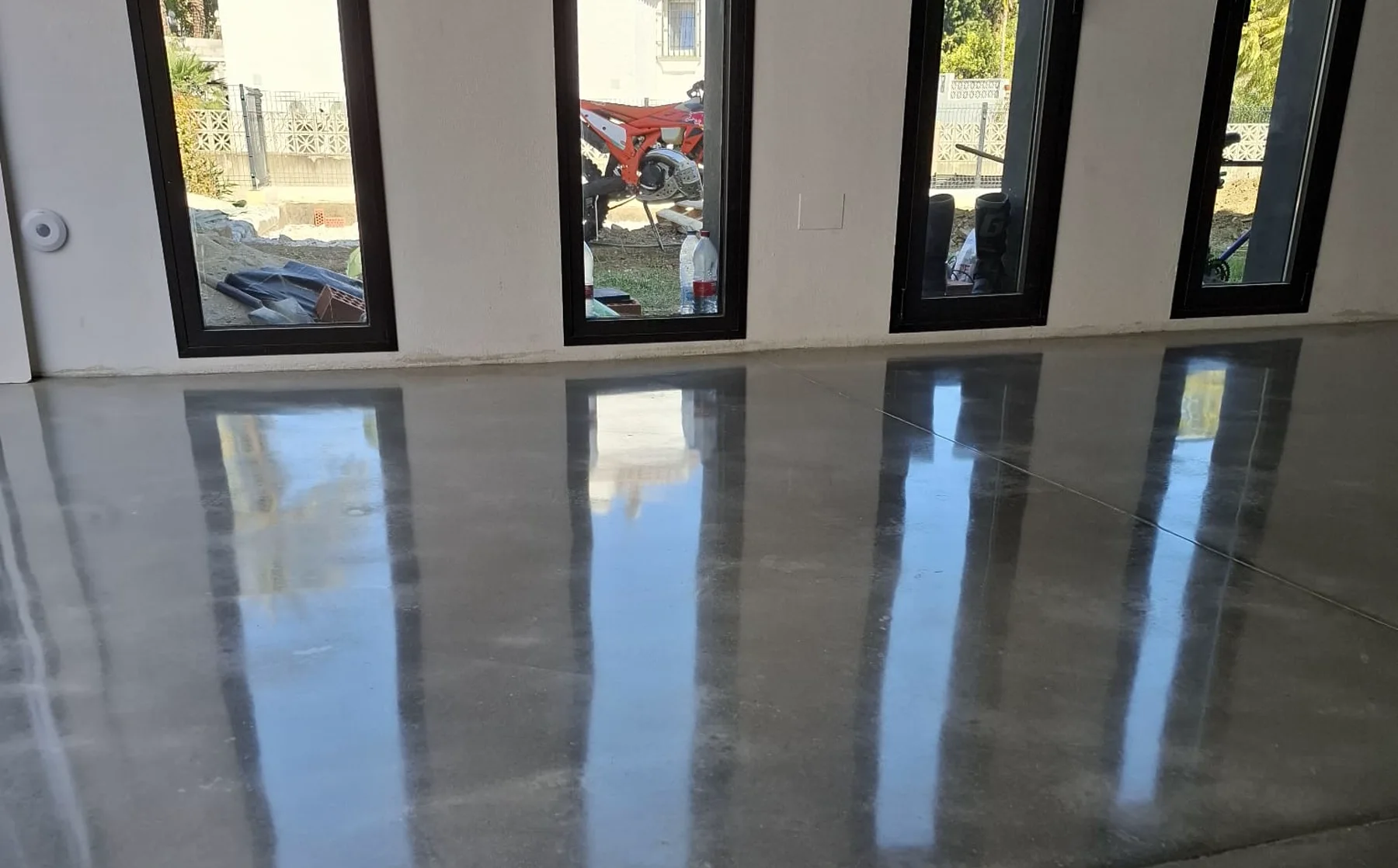 Suelo sellado con acabado brillo espejo en el salón de un chalet — trabajo real de Pulimentos Jiménez