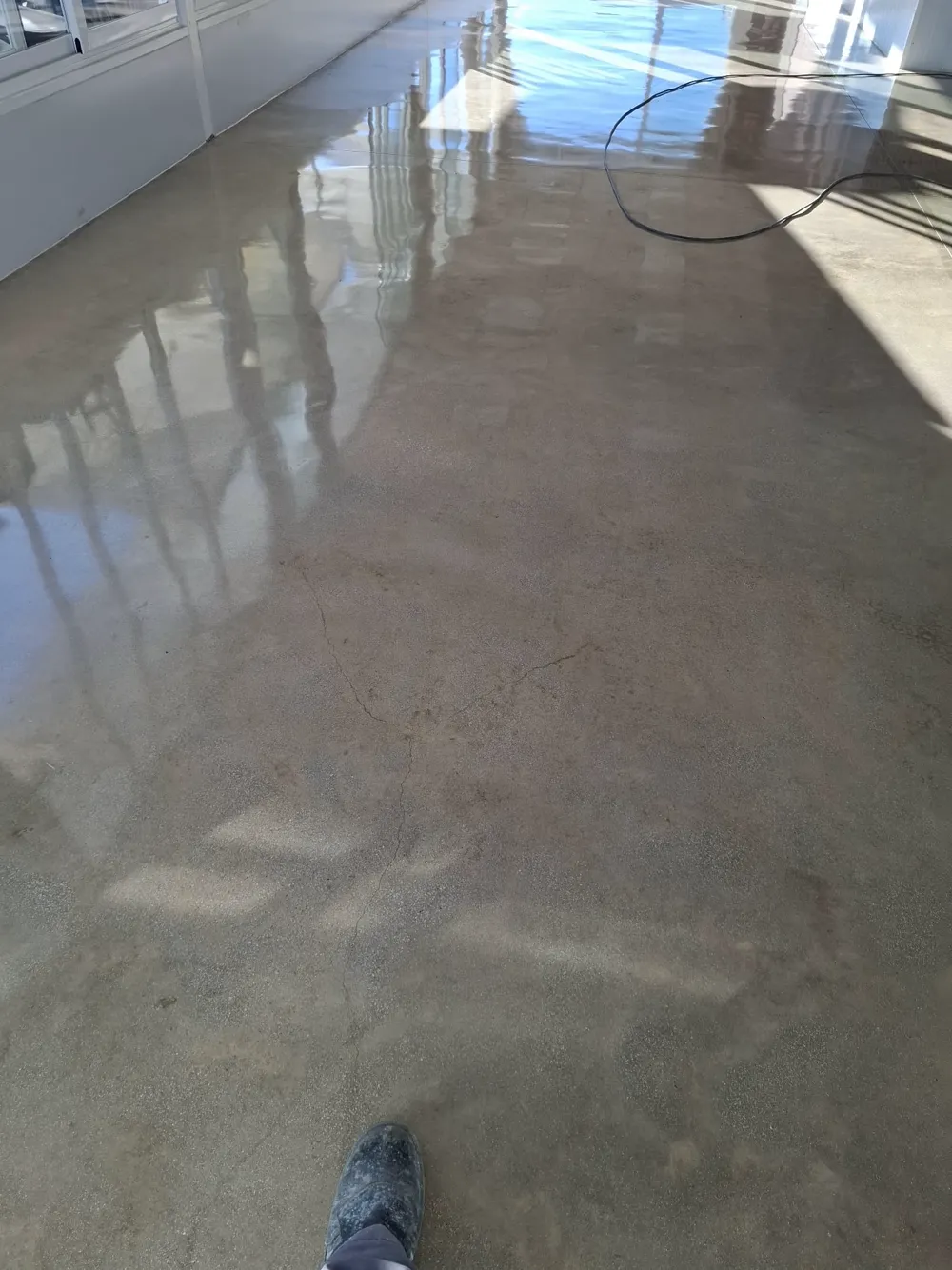 Hormigón pulido con acabado espejo en nave industrial — trabajo real de Pulimentos Jiménez